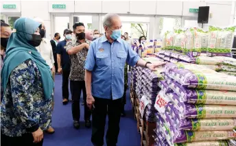  ?? — Bernama photo ?? Wan Junaidi visits a booth after performing the closing ceremony for the 2021 Aidilfitri Cheap Bazaar Sale at Auditorium Cempaka Sari, in Kompleks Perbadanan Putrajaya.