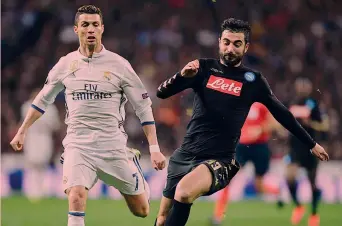  ??  ?? Cristiano Ronaldo, oggi 33 anni, e Raul Albiol, 32, durante Real-Napoli del febbraio 2017 in Champions