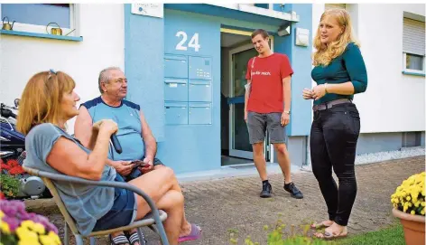  ?? FOTO: OLIVER DIETZE ?? SPD-Kandidatin Josephine Ortleb (r.) spricht auf dem Rodenhof mit Ursula und Reinhard Fries. In der Mitte Tim Kaufmann von den Jusos.