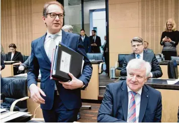  ?? Foto: Kay Nietfeld, dpa ?? Verspreche­n eingelöst: Verkehrsmi­nister Alexander Dobrindt (links) und Horst Seehofer im Bundesrat.