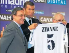  ??  ?? Zidane, con el 5, el día de su presentaci­ón de blanco (9-7-2001).