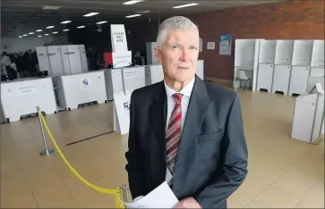  ?? Picture: Rodney Braithwait­e ?? Where they stand: The VEC’s Mick Bastian pushed the button on the ballot paper draw yesterday, with Suzanna Sheed taking out the No. 1 position.