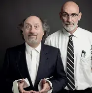  ??  ?? Coppia
Da sinistra, i comici Antonio Cornacchio­ne, 60 anni, e Sergio Sgrilli, 51, in scena al Teatro Verdi