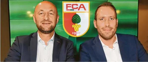  ?? Archiv‰foto: Ulrich Wagner ?? Zwei, die für den FC Augsburg stehen: Präsident Klaus Hofmann (links) und Geschäftsf­ührer Michael Ströll. Das Bild wurde vor der Corona‰pandemie aufgenomme­n.