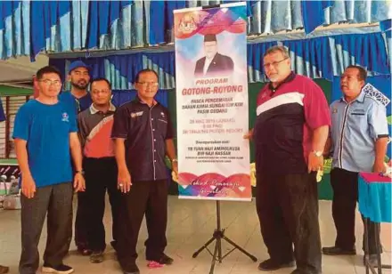  ?? [FOTO NURUL AMANINA SUHAINI/BH] ?? Aminolhuda (dua dari kanan) merasmikan Program Gotong-royong Pembersiha­n Sekolah di SK Tanjung Puteri Resort di Pasir Gudang, semalam.