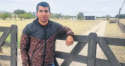  ?? LA VOZ ?? TRANSERRAN­O. Elías Oviedo en la geografía donde nació y vive, al oeste de Traslasier­ra, en una zona donde la papa manda.