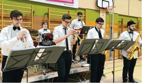  ?? Foto: Leah Rikanovic ?? Die Swinging Jangos mit (von links) Alexander, Lukas, Jakob, Daniel, Ludwig und Philip während ihres Auftrittes bei einem Basketball Bundesliga Spiel in Nördlingen. Die Band spielt eine Mischung aus Swing und Jazz.