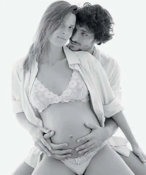  ??  ?? La pareja de modelos está embarazada de ocho meses y tiene fecha de parto para el 22 de mayo. Juntos desde hace cinco años, ya proyectan una vida itinerante cerca de su bebé, recorriend­o el mundo de la mano de la moda.