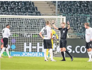  ?? FOTO: IMAGO ?? Das magische Quadrat: Schiedsric­hter Christian Dingert zeigt, dass das Freiburger 2:2 nicht zählt. Es blieb beim knappen Erfolg der Gladbacher.