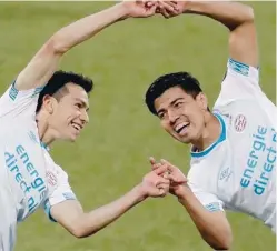  ??  ?? Hirving Lozano y Erick Gutiérrez en pleno festejo. Foto: Cortesía