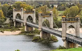  ??  ?? D’inspiratio­n gothique, le pont suspendu de Langeais a été édifié en 1846, puis modernisé dans les années 1980.