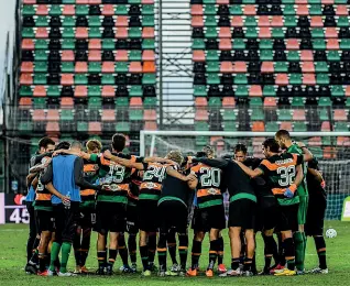  ??  ?? Il gruppo
I giocatori lagunari, titolari e riserve, si danno la carica abbracciat­i allo stadio Pier Luigi Penzo (foto Venezia FC)