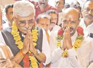  ?? — BY ARRANGEMEN­T ?? Union minister of Jal Shakti Gajendra Singh Shekhawat and state BJP president Bandi Sanjay Kumar at the Lakshmi Narasimha Swamy temple at Yadadri ahead of his public meeting for the 3rd phase of padayatra on Tuesday.