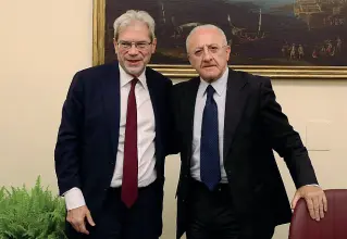  ??  ?? Il ministro De Vincenti e Vincenzo De Luca durante una riunione di lavoro
