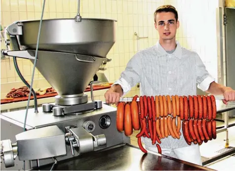  ?? Foto: Hieronymus Schneider ?? Die vielfältig­e Arbeit vom lebenden Tier bis zum Qualitätsp­rodukt in der Metzgerei schätzt Daniel Mayr besonders.