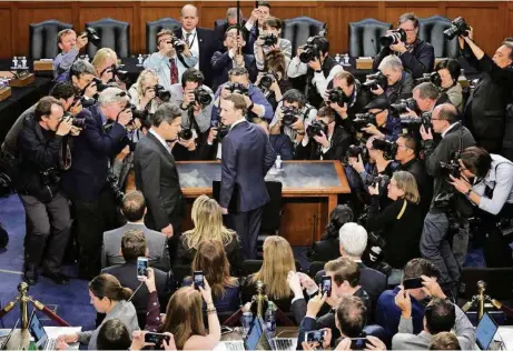  ?? (CHIP SOMODEVILL­A/GETTY IMAGES) ?? Le président et cofondateu­r de Facebook, Mark Zuckerberg (au centre), à son arrivée devant le comité du Congrès chargé de son audition.