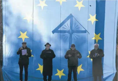  ??  ?? Pomnik bitwy pod Olszynką Grochowską zasłonięty unijną flagą