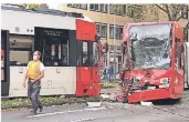  ?? FOTO: C. HAUSER ?? Die Straßenbah­nen stießen frontal zusammen und sprangen aus den Gleisen.