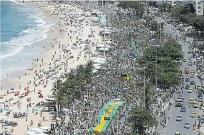  ?? EFE ?? Al sol. Frente a las playas de Copacabana, miles de seguidores de Bolsonaro le manifestar­on su apoyo.