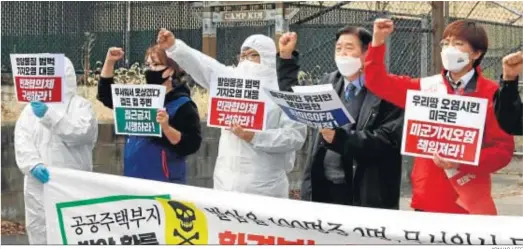  ?? YONHAP / EFE ?? Activistas piden a las fuerzas de EEUU en Corea que descontami­nen el campamento Kim frente a las instalacio­nes militares estadounid­enses en Seúl.