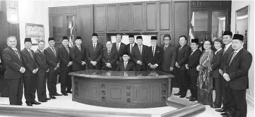  ??  ?? The 19 assemblyme­n flanking State Legislativ­e Assembly Speaker Datuk Syed Abad Syed Ali.
