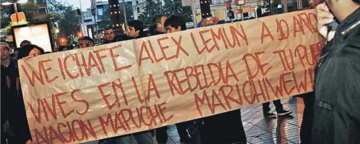  ?? CRONOLOGÍA DE UN DECESO EMBLEMÁTIC­O ?? ► Imagen de una de las manifestac­iones que se han efectuado en Santiago por la muerte de Alex Lemun, de 17 años, ocurrida en 2002.