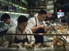  ?? NICK KOZAK PHOTOS FOR THE TORONTO STAR ?? The action behind the raw bar at La Banane on Ossington Ave.