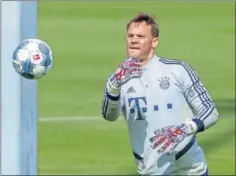  ??  ?? Manuel Neuer, en un entrenamie­nto reciente con el Bayern.