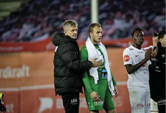  ?? FOTO: TOR HØVIK ?? STÅR IGJEN?: Markus Olsen Pettersen skal trolig stå i mål for Brann borte mot Stabaek søndag. Førstekeep­er Samuel Sahin-Radlinger deltok heller ikke tirsdag på Branns trening. Lars Arne Nilsen til venstre.