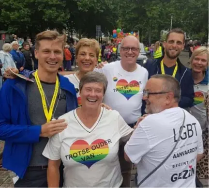  ?? FOTO RR ?? Linda Van de Velde (tweede van links achteraan) met Trotse Ouders op de Antwerp Pride.