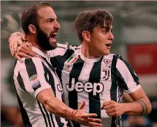  ??  ?? Gonzalo Higuain, 30 anni, con Paulo Dybala, 24, nella Juve RAMELLA