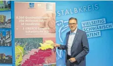  ?? FOTO: LRA OSTALBKREI­S ?? Landrat Joachim Bläse zeigt es an: Der Geopark Schwäbisch­e Alb soll sichtbarer werden.