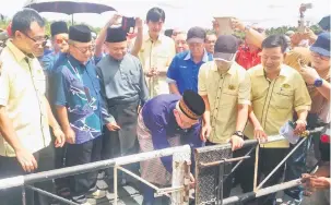  ??  ?? DIBUKA: Talib membuka mangga dan pagar pada majlis Izin Lalu Awam Jambatan Kuala Tatau.