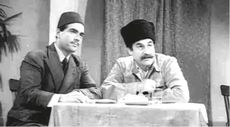  ??  ?? Talat Artemel (solda) ve Ayhan Işık, yönetmenli­ğini Ömer Lütfi Akad’ın üstlendiği, 1952 yılı yapımı “İngiliz Kemal Lawrence’a Karşı” adlı filmde birlikte oynadılar. Filmde Ayhan Işık “İngiliz Kemal”, Talat Artemel “Rıza” rolündeydi.