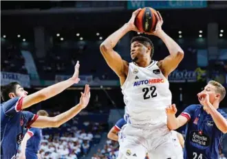  ?? ACB PHOTO ?? Tavares mira a ver a quién pasar en un partido entre el Madrid y el Obradoiro. Desde sus 2,20 m tiene una visión privilegia­da.