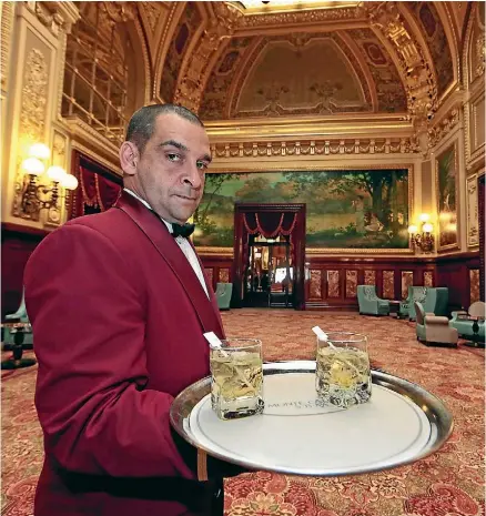  ?? Photo: REUTERS ?? A footman at Casino de Monte Carlo takes care of clients playing baccarat. The best way to know how much to tip a man providing such a service is to have an amount in mind beforehand.