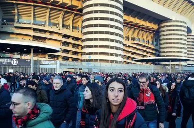  ??  ?? Irrinuncia­bile Tifosi a San Siro il 2 dicembre 1973 nella foto del portale www.magliaross­onera.it e, a destra, ieri (foto Piaggesi). Il giorno della prima domenica a piedi si giocava il derby. Dopo 47 anni, per un match più ordinario, anche ieri c’erano 55 mila persone