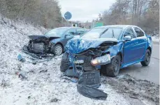  ?? FOTO: MANDY STREICH ?? Unfall auf der B 463 bei Winterling­en: Die beiden Auto sind derart beschädigt, dass sie abgeschlep­pt werden mussten.