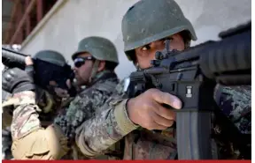  ??  ?? Malgré ses 200 000 soldats actifs, l’armée afghane a multiplié les revers au cours de l’année 2018, avec pour conséquenc­e une partie de plus en plus importante du pays qui ne serait plus soumise à l’autorité centrale. (© US Air Force/Sean Carnes)