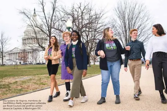  ??  ?? Des lycéens de Virginie, membres de GenERAtion Ratify, organisati­on cofondée par Rosie Couture (de profil au centre) devant le Capitole, à Washington DC.