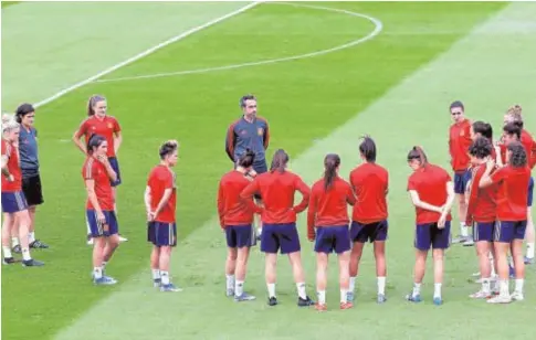  ?? EFE ?? Jorge Vilda se dirige a las jugadoras de la selección española en el entrenamie­nto celebrado ayer