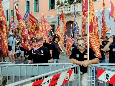  ??  ?? San Marco Corteo venetista con bandiere della Serenissim­a Repubblica, ieri, di fronte al tribunale di Rovigo, a sostegno degli imputati