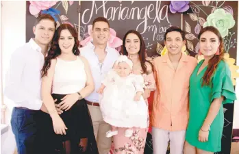  ??  ?? Mariángela con sus padres, Fernanda López Ruiz y Jorge Martínez de la Mora, y padrinos, Joaquín Peña y Marú Dávila, Cristina y Gerardo López Ruiz.