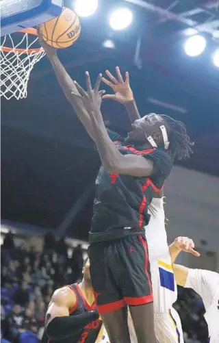  ?? TONY AVELAR AP ?? Aztecs’ Jay Pal, who had a big block at the end, drives to the basket for two of his 10 points.