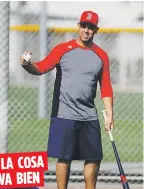  ?? AP / John Minchillo ?? LA COSA
VA BIEN
Álex Cora ha sido bien aceptado en el equipo de Boston, según Christian Vázquez.