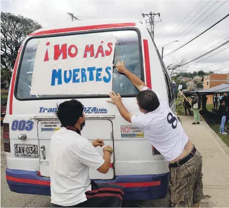  ?? EFE ?? 309 asesinados. A la fecha van 77 masacres este año en Colombia y el saldo de muertos sigue creciendo. /