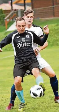  ?? SOBE ?? Oberes Metnitztal (vorne Dominik Petautschn­ig) gewann das Derby gegen Friesach (Lukas Zuschnig) mit 2:0