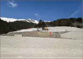  ??  ?? Un bulldozer sur le chantier du tunnel de Tende : des mois que l’on n’avait pas vu cela. (DR)