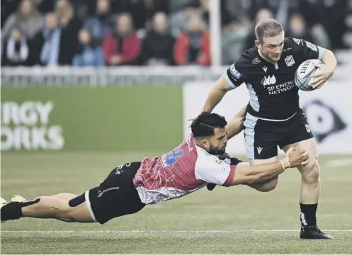  ?? ?? 0 Glasgow Warriors centre Nick Grigg powers past Lion’s Stean Pienaar at Scotstoun on Saturday