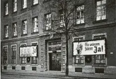  ?? Foto: Archiv ?? Auch die Augsburger Polizei gab sich im Führer‰Staat stramm linientreu.
Li‰ kias Verlag Friedberg, 507 Seiten, 32 Euro.